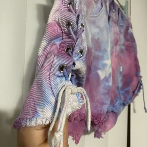 PACSUN tie die   High rise shorts with distressed bottoms, criss cross tie on si - Picture 3 of 7